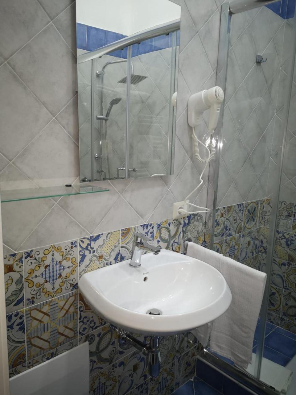 A Due Passi Dal Museo Bed & Breakfast Naples Exterior photo