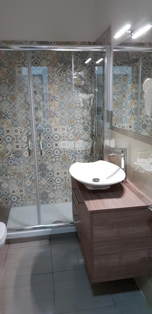 A Due Passi Dal Museo Bed & Breakfast Naples Exterior photo