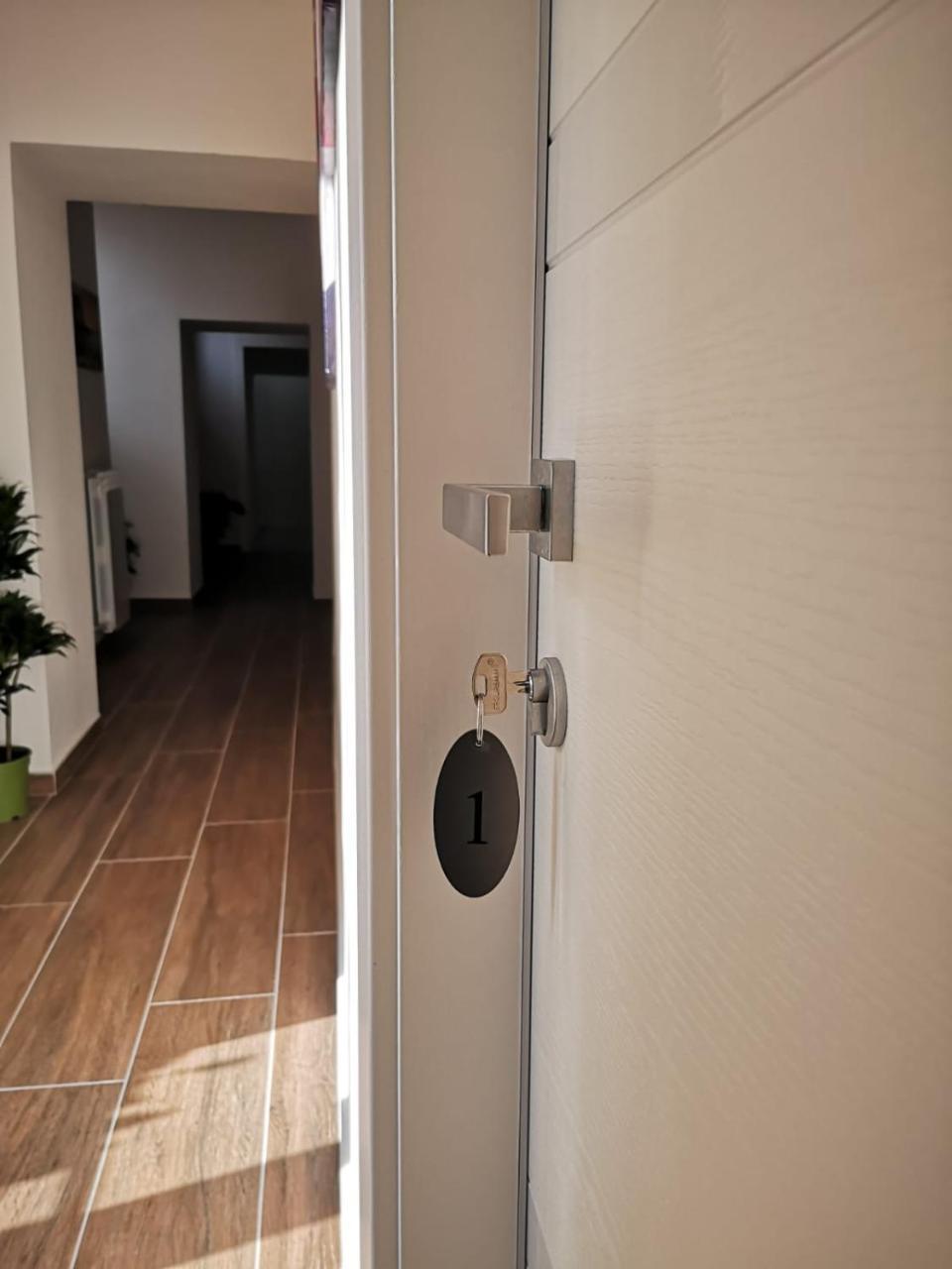 A Due Passi Dal Museo Bed & Breakfast Naples Exterior photo