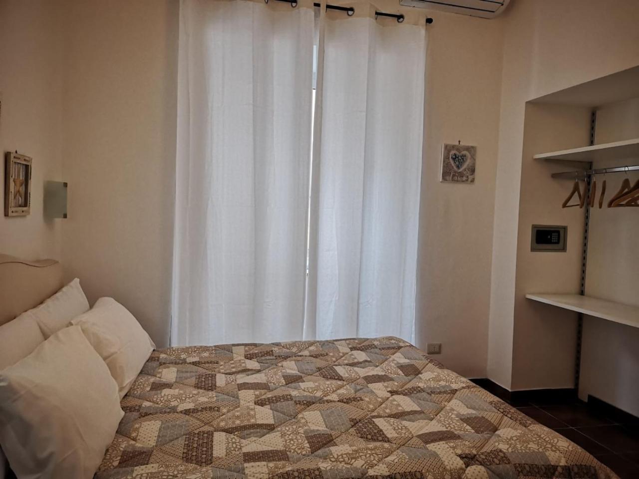 A Due Passi Dal Museo Bed & Breakfast Naples Exterior photo