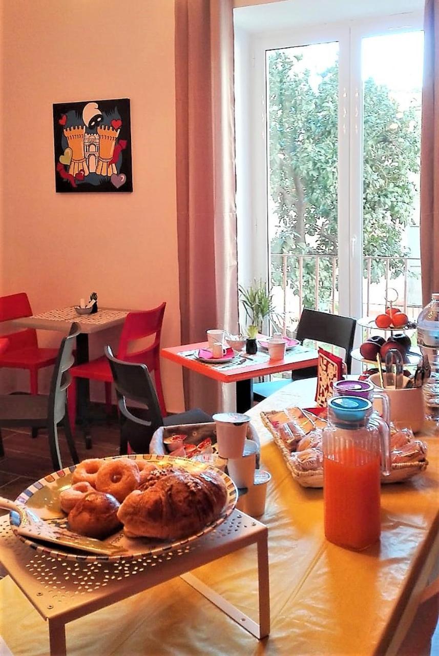 A Due Passi Dal Museo Bed & Breakfast Naples Exterior photo