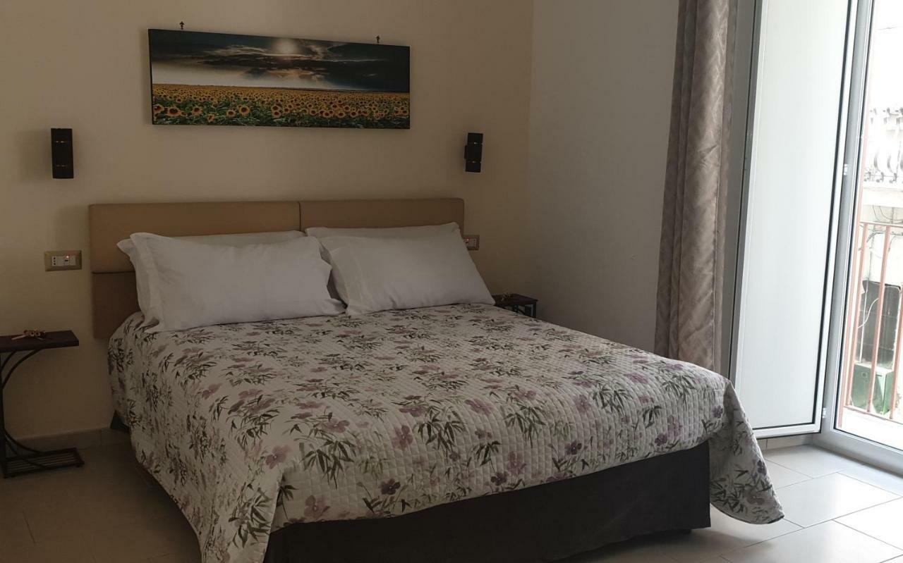 A Due Passi Dal Museo Bed & Breakfast Naples Exterior photo